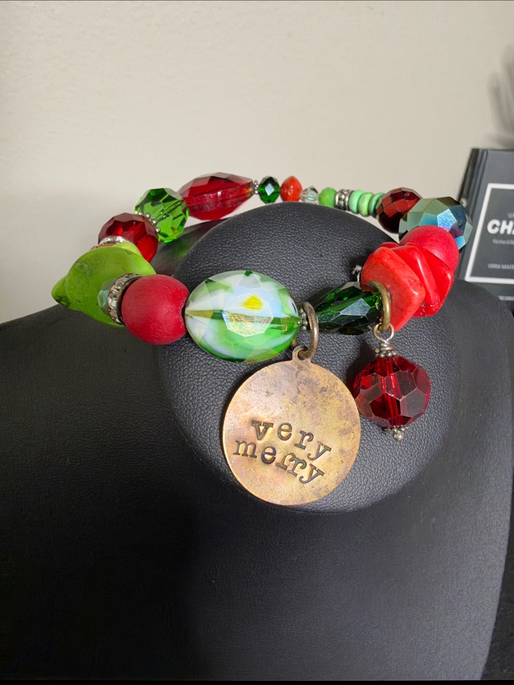 Very Merry Charm Glass Stone Red & Green Beaded Charm Stretch Bracelet Christmas